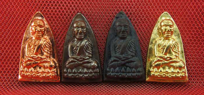 หลวงปู่ทวด พิมพ์เตารีดใหญ่ 4 องค์ เนื้อเปียกทอง เนื้อนวะ เนื้อผิวไฟ เนื้อสตางค์เเดง วัดในหาน พิเศษ