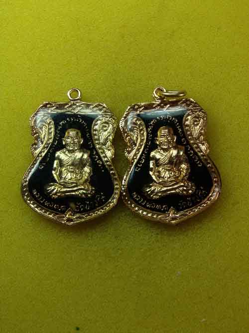 วัดใจ 2 เหรียญเสมาหลวงพ่อทวด ปี 22 ลงยา(ดำ)สภาพสวยค่ะ