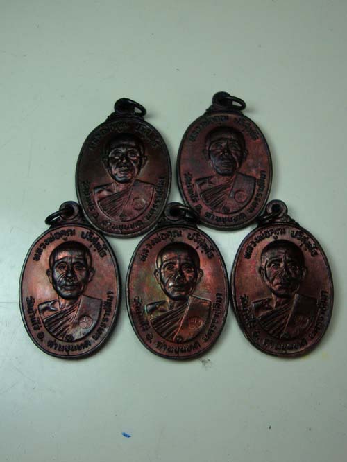 วัดใจ 5 เหรียญ***หลวงพ่อคูณ ตลาดไทรเก่า ผิวรุ้งสวยๆเนื้อทองแดงรมดำ ๒๕๒๒ (2)