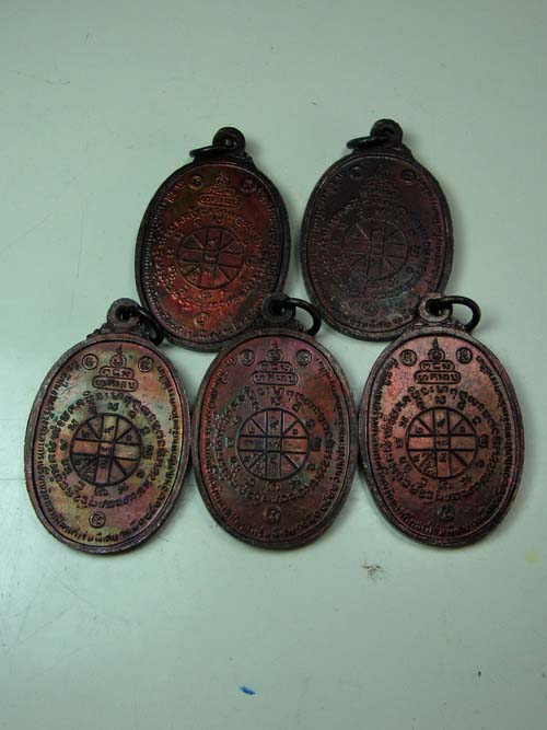 วัดใจ 5 เหรียญ***หลวงพ่อคูณ ตลาดไทรเก่า ผิวรุ้งสวยๆเนื้อทองแดงรมดำ ๒๕๒๒ (2)