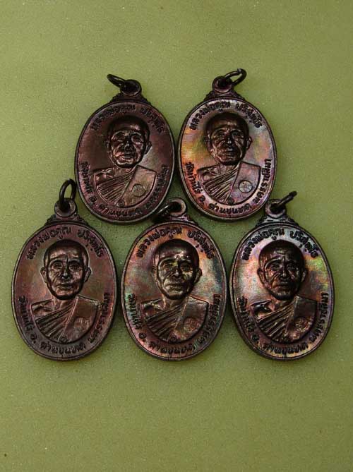 วัดใจ 5 เหรียญ***หลวงพ่อคูณ ตลาดไทรเก่า ผิวรุ้งสวยๆเนื้อทองแดงรมดำ ๒๕๒๒ (1)