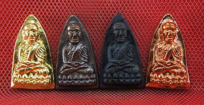 หลวงปู่ทวด พิมพ์เตารีดใหญ่ 4 องค์ เนื้อเปียกทอง เนื้อนวะ เนื้อผิวไฟ เนื้อสตางค์เเดง วัดในหาน อ.นอง อ