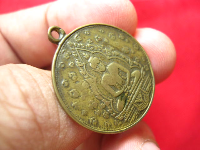 เหรียญพระเแก้วมรกต วัดใหม่ จันทบุรี ปี 2512 เนื้อฝาบาตร น่าบูชาครับ