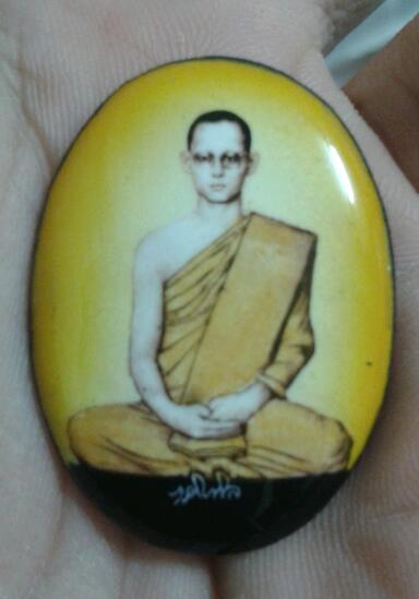 ล็อคเก็ตในหลวงทรงผนวช หลังแผ่นเงิน + จีวร สร้างปี 2508  