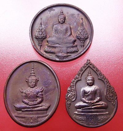 เหรียญพระแก้วมรกต 3 ฤดู สร้างในพิธีสมโภชกรุงรัตนโกสินทร์ 200ปี พ.ศ.2525 พร้อมกล่องเดิม