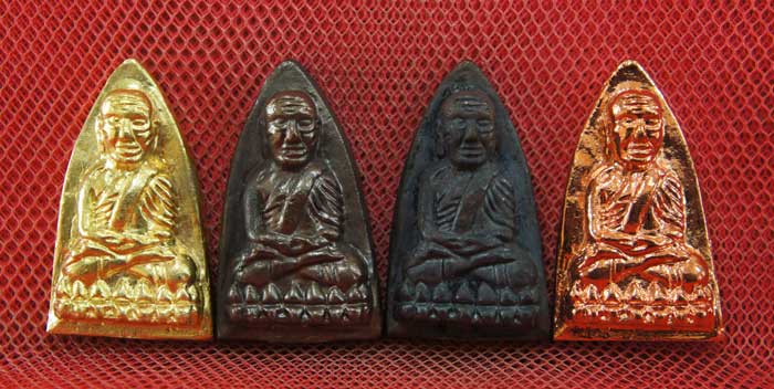 หลวงปู่ทวด พิมพ์เตารีดใหญ่ 4 องค์ เนื้อเปียกทอง เนื้อนวะ เนื้อผิวไฟ เนื้อสตางค์เเดง วัดในหาน พิเศษ