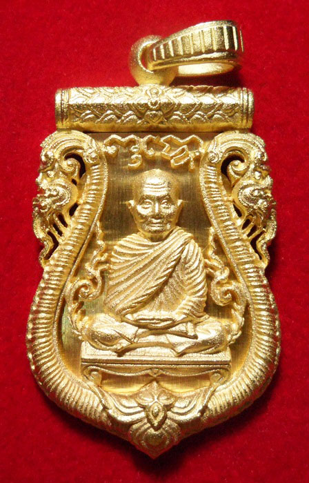เหรียญเสมาฉลุลายยกองค์ หลวงพ่อจรัญ วัดอัมพวัน สิงห์บุรี รุ่น มหามงคล เนื้อทองระฆัง สวยเหมือนทองคำ