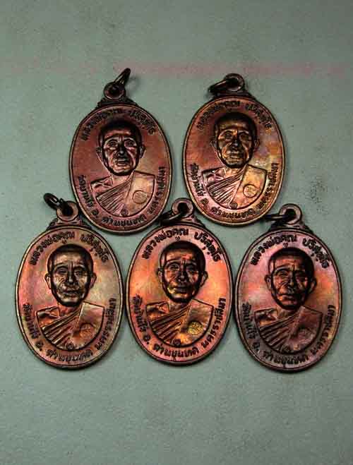 วัดใจ 5 เหรียญ***หลวงพ่อคูณ ตลาดไทรเก่า ผิวรุ้งสวยๆเนื้อทองแดงรมดำ ๒๕๒๒ (1)