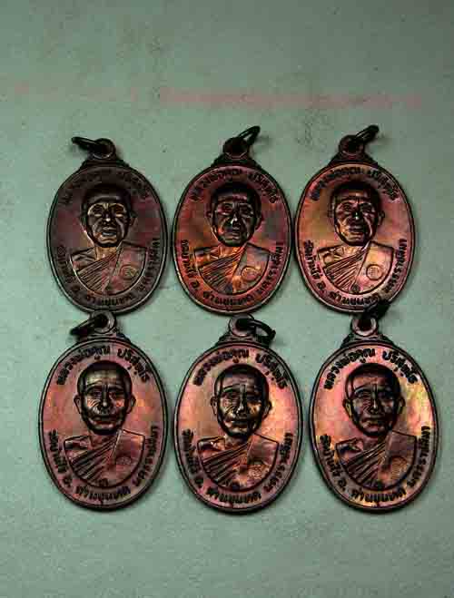 วัดใจ 6 เหรียญ***หลวงพ่อคูณ ตลาดไทรเก่า ผิวรุ้งสวยๆเนื้อทองแดงรมดำ ๒๕๒๒ (2)