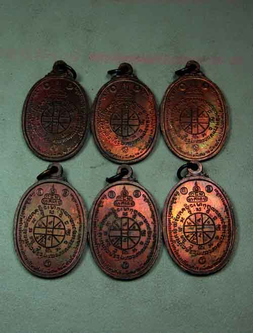 วัดใจ 6 เหรียญ***หลวงพ่อคูณ ตลาดไทรเก่า ผิวรุ้งสวยๆเนื้อทองแดงรมดำ ๒๕๒๒ (2)