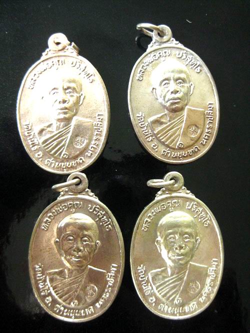 !!จัดพิเศษ!!เหรียญหลวงพ่อคูณ รุ่นตลาดไทรเก่าปี22 เนื้อกะไหล่เงิน สวยกริ๊ป ชุด4เหรียญ !วัดใจ!