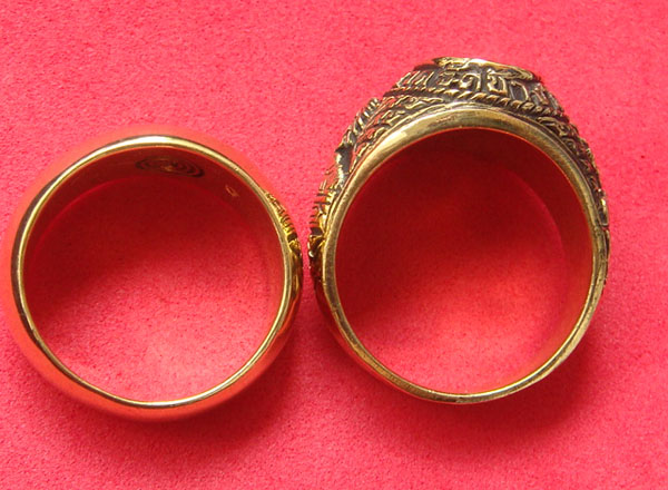 จัดทีเดียว 2 วง แหวนเกลี้ยงทองเหลืองและแหวนลพ.ทวดลงยาดำ มีจารทั้งสองวง(ไม่ทราบที่)