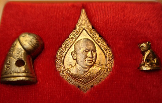 เสือพยัคฆ์ราชรุ่น6ยัอนยุคหลวงพ่อวงษ์วัดปริวาสราชสงครามปี2548ชุดพิเศษพร้อมเหรียญฉลองพัดยศเจ้าคุณรุ่นแ