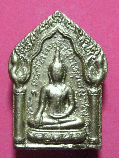 ขุนแผนทรงพล(พิมพ์ใหญ่)ปัดทองหลังเม็ดยาเงิน,หนุมาน,พลอยเสก,ตะกรุดเงิน 9 ดอก,จีวรและเกศาหลวงปู่หมุน