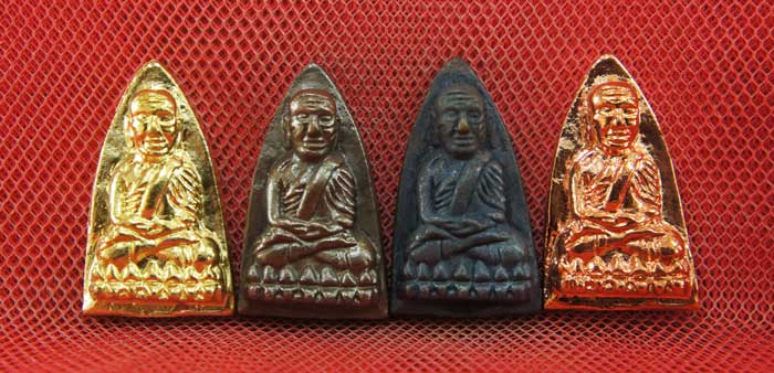 หลวงปู่ทวด พิมพ์เตารีดใหญ่ 4 องค์ เนื้อเปียกทอง เนื้อนวะ เนื้อผิวไฟ เนื้อสตางค์เเดง วัดในหาน อ.นอง อ