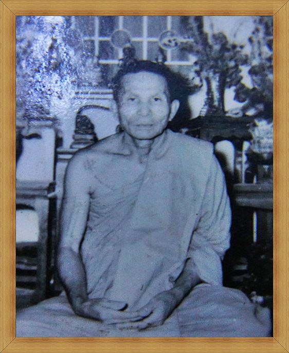 รูปขาวดำ ลพ.แช่ม  วัดดอนยายหอม หลังจารย์เยอะ