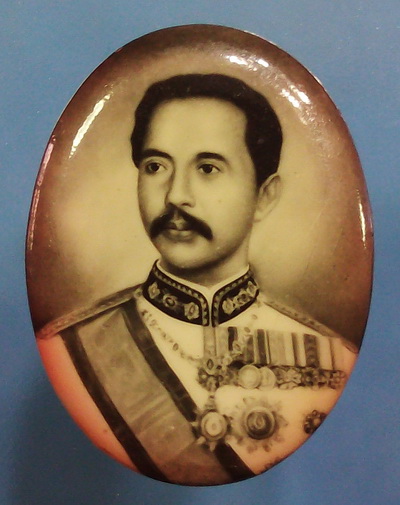 ล็อกเก็ตร.5 พระพักตร์หนุ่ม หลังอุดแผ่นเงิน(ตอกโค๊ด)เทิดพระเกียรติ ร.5 มหามงคล วัดหัวลำโพง ปี35
