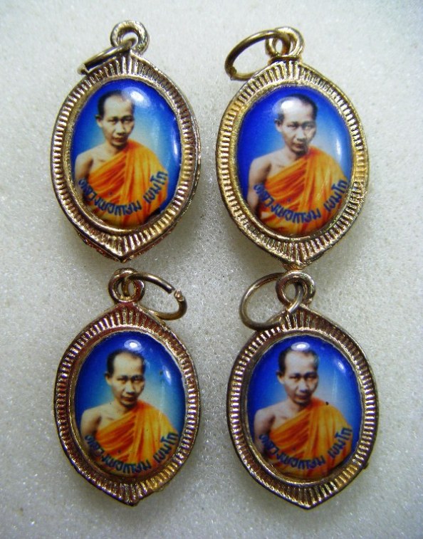 99บาทหลวงพ่อเกษม-ครูบาศรีวิฃัย ล็อคเก็ต ๔ เหรียญ สวยๆบูชาเบาๆครับ