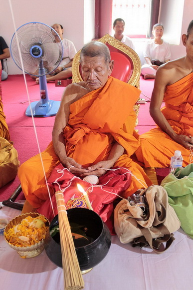 เหรียญหลวงปู่ทวด รุ่น มั่งมีศรีสุข เนื้ออัลปาก้า + ทองแดง กล่อง...453