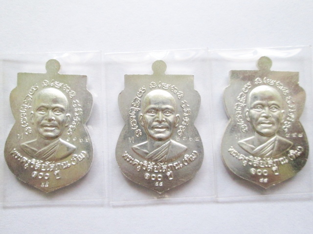 เหรียญหลวงปู่ทวด 100 ปี เสาร์ 5 มหามงคล วัดช้างให้ เนื้อเงินลงยา 3 สี เขียว,แดง,น้ำเงิน
