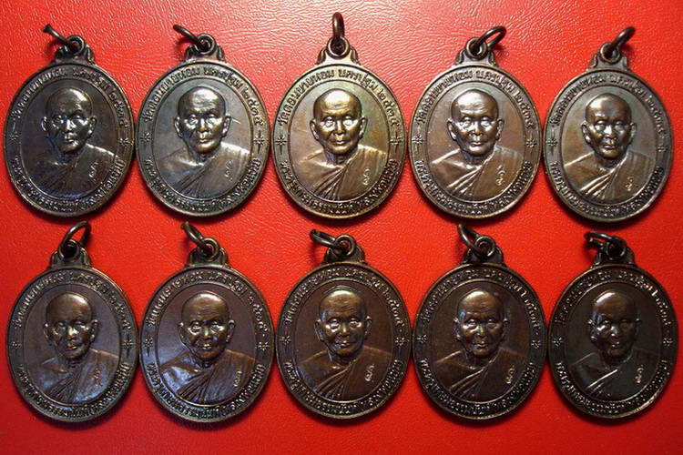 * เหรียญหลวงพ่อแช่ม วัดดอนยายหอม รุ่นสร้างโรงพยาบาล(หลังคาระเบิด) 10 เหรียญ สวยมากค่ะ *
