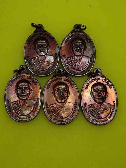 วัดใจ 5 เหรียญ***หลวงพ่อคูณ ตลาดไทรเก่า ผิวรุ้งสวยๆเนื้อทองแดงรมดำ ๒๕๒๒ (3)