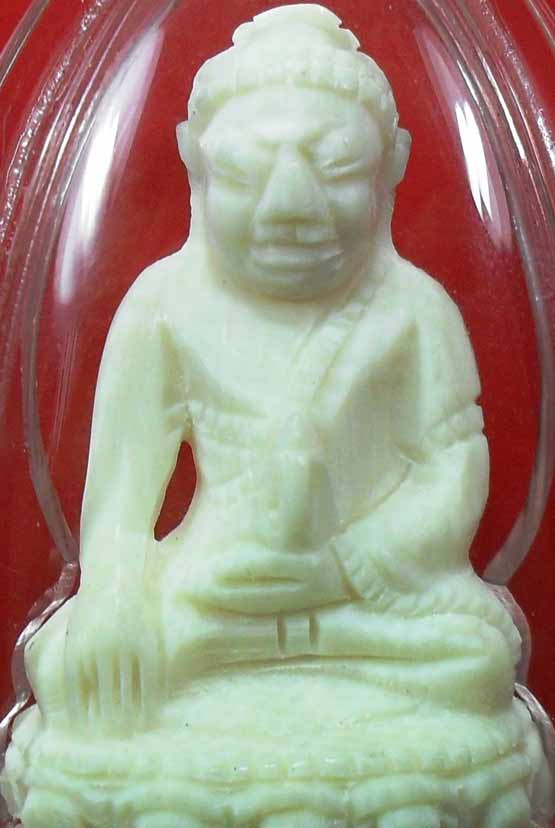 พระกริ่ง งาแกะรุ่น๒ปี ๒๕๔๙ อุดผงพราย ตะกุรดทองคำ หลวงพ่อสาครครับ ลองชมดูครับ