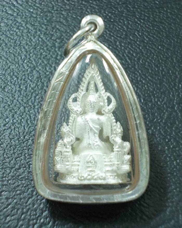 พระพุทธชินราช ลอยองค์ รุ่นปิดทอง เนื้อเงินพิมพ์เล็ก เลี่ยมเงินพร้อมใช้