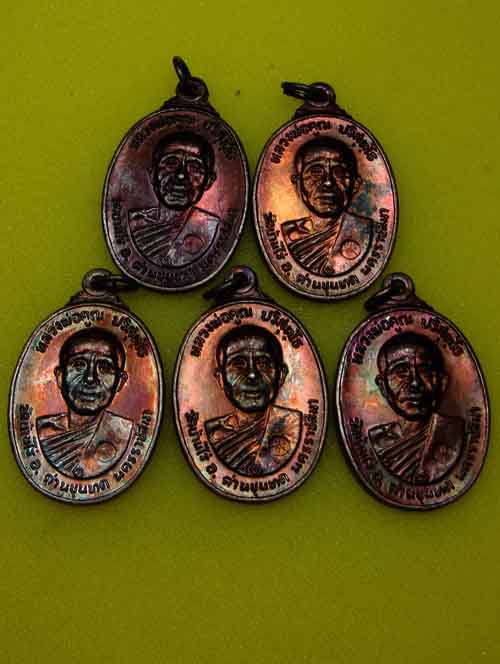 วัดใจ 5 เหรียญ***หลวงพ่อคูณ ตลาดไทรเก่า ผิวรุ้งสวยๆเนื้อทองแดงรมดำ ๒๕๒๒ (1)