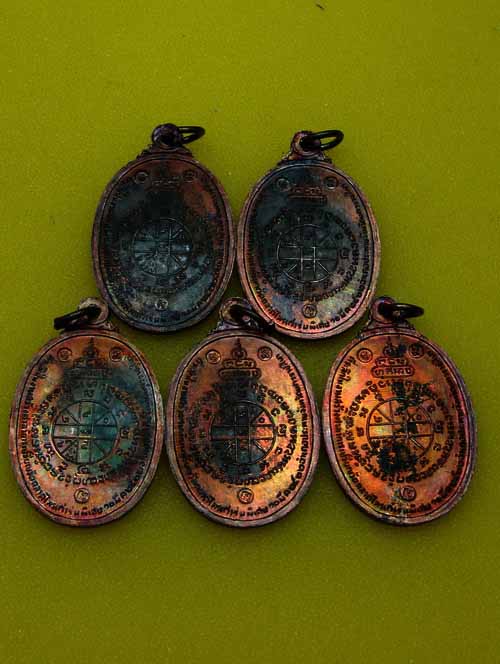 วัดใจ 5 เหรียญ***หลวงพ่อคูณ ตลาดไทรเก่า ผิวรุ้งสวยๆเนื้อทองแดงรมดำ ๒๕๒๒ (1)