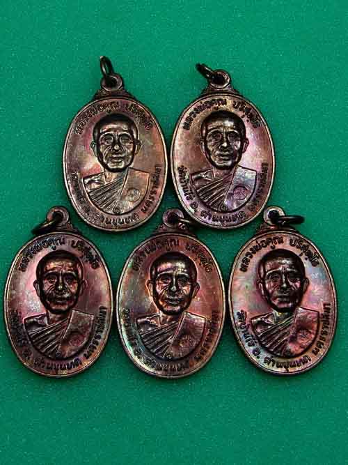 วัดใจ 5 เหรียญ***หลวงพ่อคูณ ตลาดไทรเก่า ผิวรุ้งสวยๆเนื้อทองแดงรมดำ ๒๕๒๒ (1)