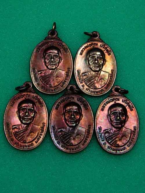 วัดใจ 5 เหรียญ***หลวงพ่อคูณ ตลาดไทรเก่า ผิวรุ้งสวยๆเนื้อทองแดงรมดำ ๒๕๒๒ (2)