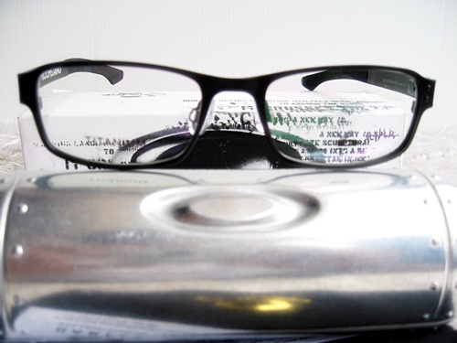 กรอบแว่นตา Oakley ทรง กรอบเต็มสีดำ ขาสปริง ทรงสวยมากค่ะ