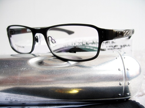 กรอบแว่นตา Oakley ทรง กรอบเต็มสีดำ ขาสปริง ทรงสวยมากค่ะ