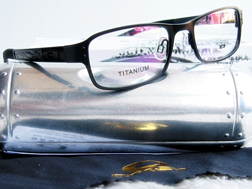 กรอบแว่นตา Oakley ทรง กรอบเต็มสีดำ ขาสปริง ทรงสวยมากค่ะ
