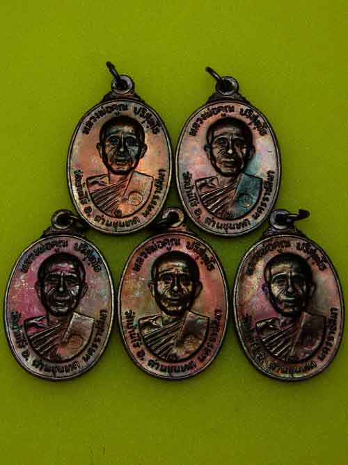 วัดใจ 5 เหรียญ***หลวงพ่อคูณ ตลาดไทรเก่า ผิวรุ้งสวยๆเนื้อทองแดงรมดำ ๒๕๒๒ (3)