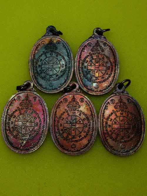 วัดใจ 5 เหรียญ***หลวงพ่อคูณ ตลาดไทรเก่า ผิวรุ้งสวยๆเนื้อทองแดงรมดำ ๒๕๒๒ (3)