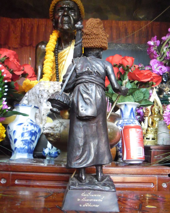 เลขสุดสวย ๙๙ รูปหล่อบูชายืนธุดงค์ พิมพ์พระอรหันต์(สิวลี)ยืนแบกกรด หลวงปู่หมุน ขนาด๑๒นิ้ว ปี๒๕๕๔(๑)