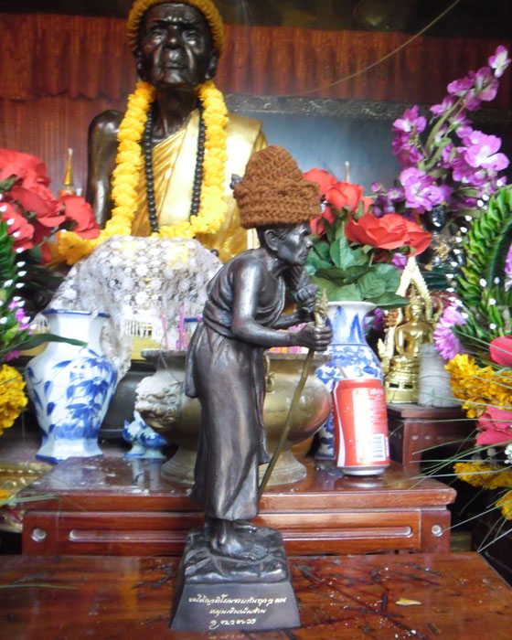 เลขสุดสวย ๙๙ รูปหล่อบูชายืนธุดงค์ พิมพ์พระอรหันต์(สิวลี)ยืนแบกกรด หลวงปู่หมุน ขนาด๑๒นิ้ว ปี๒๕๕๔(๑)