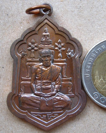 เหรียญมหาลาภหนุนดวง๘๘ เสาร์๕ หลวงปู่คำบุ วัดกุดชมภู จ.อุบลราชธานี ปี2553 เนื้อนวะโลหะ หมายเลข280