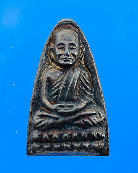 หลวงปู่ทวด ปี24 สวยเดิมๆ เนื้อโลหะครับ องค์นี้เป็นเนื้อทองเหลือง บล็อก 3 จุด สวยเดิม
