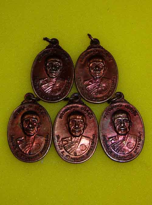 วัดใจ 5 เหรียญ***หลวงพ่อคูณ ตลาดไทรเก่า ผิวรุ้งสวยๆเนื้อทองแดงรมดำ ๒๕๒๒ (1)