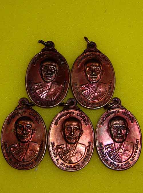 วัดใจ 5 เหรียญ***หลวงพ่อคูณ ตลาดไทรเก่า ผิวรุ้งสวยๆเนื้อทองแดงรมดำ ๒๕๒๒ (1)