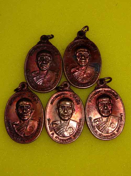 วัดใจ 5 เหรียญ***หลวงพ่อคูณ ตลาดไทรเก่า ผิวรุ้งสวยๆเนื้อทองแดงรมดำ ๒๕๒๒ (3)