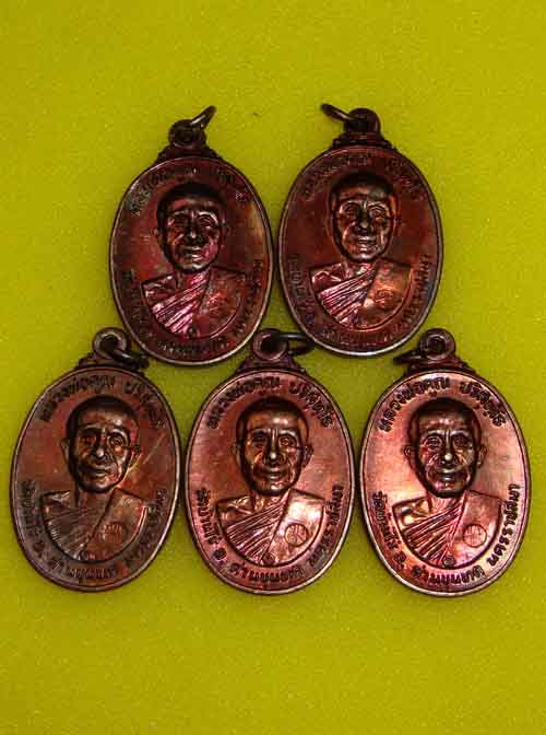 วัดใจ 5 เหรียญ***หลวงพ่อคูณ ตลาดไทรเก่า ผิวรุ้งสวยๆเนื้อทองแดงรมดำ ๒๕๒๒ (4)