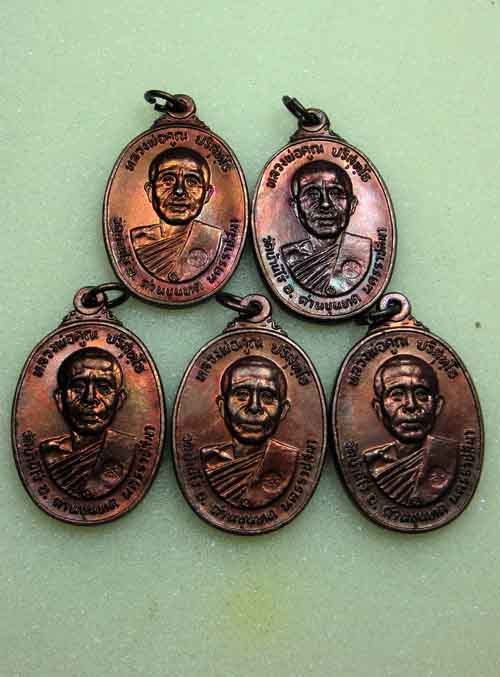 วัดใจ,,5 เหรียญ,,เหรียญหลวงพ่อคูณ ตลาดไทรเก่า ปี ๒๒ ทองแดงรมดำ ผิวออกม่วงๆสวยมากครับ no.1 
