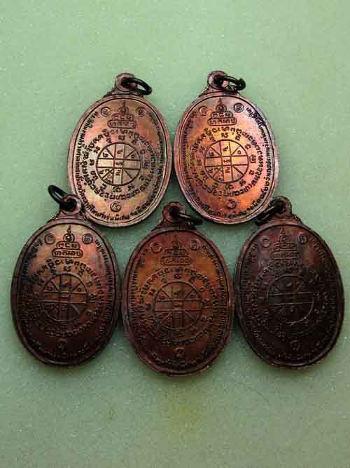 วัดใจ,,5 เหรียญ,,เหรียญหลวงพ่อคูณ ตลาดไทรเก่า ปี ๒๒ ทองแดงรมดำ ผิวออกม่วงๆสวยมากครับ no.4