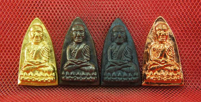 หลวงปู่ทวด พิมพ์เตารีดใหญ่ 4 องค์ เนื้อเปียกทอง เนื้อนวะ เนื้อผิวไฟ เนื้อสตางค์เเดง วัดในหาน พิเศษ