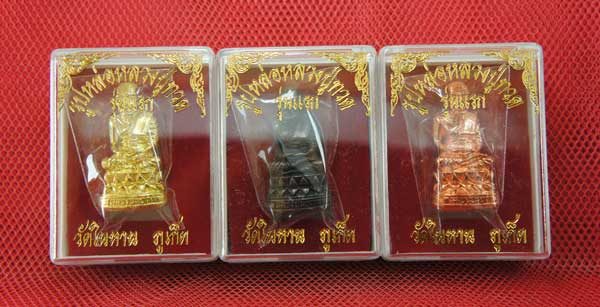 หลวงปู่ทวด พิมพ์บัวรอบ 3 องค์ เนื้อเปียกทอง เนื้อนวะ เนื้อสตางค์เเดง วัดในหาน อ.นอง อ.ทอง อ.สุภา ร่ว