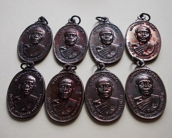 เริ่มเคาะแรก(8เหรียญ)หลวงพ่อคูณ ตลาดไทรเก่า ปี ๒๒ ทองแดงรมดำ ผิวออกม่วงๆสวยมากครับ